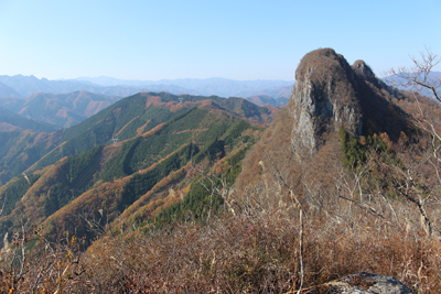 東岳山頂から見た西岳とその奥の山々の写真