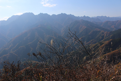 東岳山頂から見た両神山方面の写真