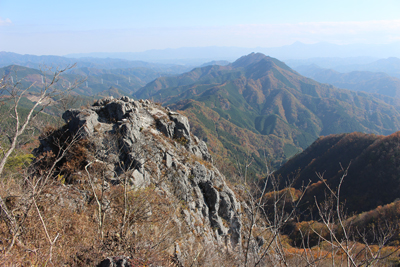 東岳山頂から見た展望台と白石山、遠くに武甲山の写真