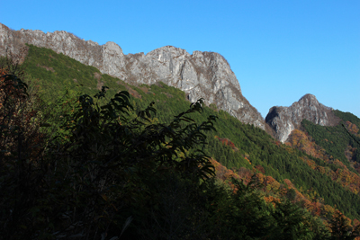 下山路から見た二子山西岳と東岳の写真