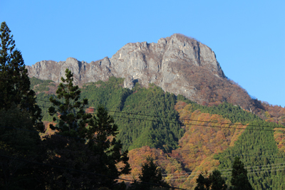 下山した車道から見た西岳とろうそく岩の写真