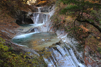七ツ釜五段の滝の上部の写真