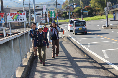 小川町駅から車道を歩いている写真