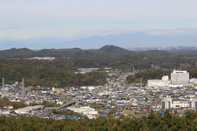 見晴らしの丘公園から見た小川町の町と赤城山方面の写真