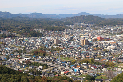 密集した小川町の町の写真と武甲山方面の写真