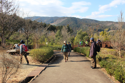 箱根の山を背に歩いている写真