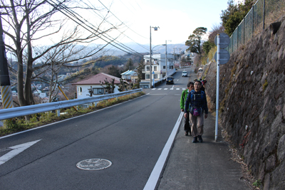 箱根の山を背に小田原駅に向かって歩いている写真