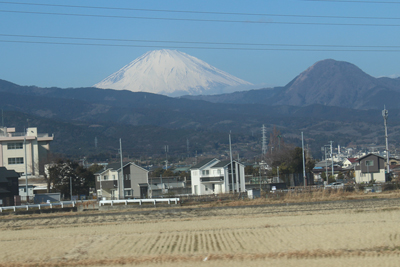小田急の車窓から見た真っ白な富士山の写真