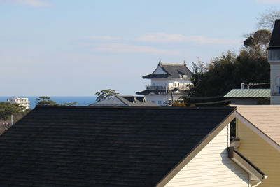 民家の上に見えた小田原城の写真