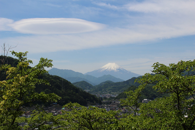 富士山とレンズ雲の写真