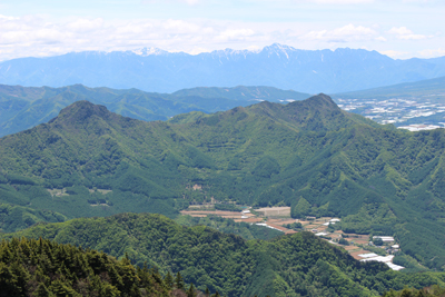 御座山山頂から見た天狗山・男山とその向こうの南アルプスの写真