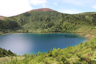 家形山分岐付近から見た青い五色沼と一切経山の写真