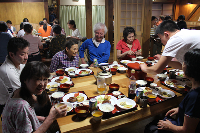 弥四郎小屋で夕食中の写真