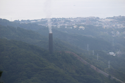 神峰山山頂から見た倒壊して2/3になった煙突の写真