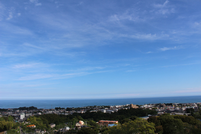 太平洋と上空に広がる青空と絹雲の写真