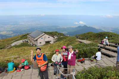 後に島根半島と中海、避難小屋が見える弥山山頂でのメンバーの写真