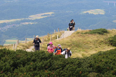 夏山登山道に登ってくるメンバーの写真