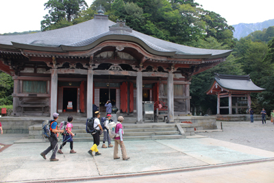 大山寺の前を歩いている写真