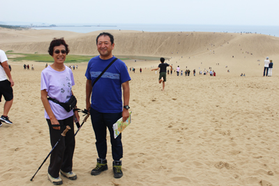 ３日の鳥取砂丘でのKさんとIさんの写真
