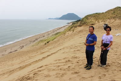 日本海のよく見える鳥取砂丘でのKさんとIさんの写真
