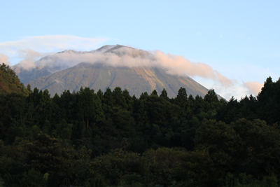 雲が切れて山麓から見えた夕方の大山の写真