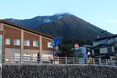 大山寺バス停から見た夕暮れの大山の写真