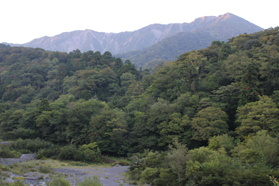 2日目の朝、大山寺橋から見た大山の写真