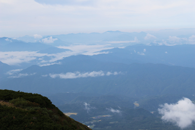 山頂直下から見た中国山地西側の山波の写真
