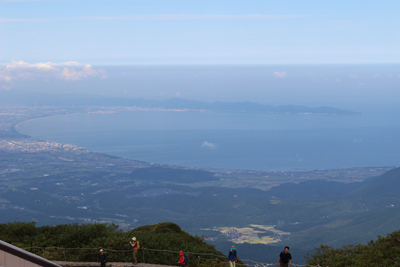 山頂から見下ろした島根半島と美保湾の写真