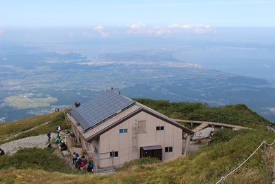 山頂の避難小屋と島根半島、中海の写真