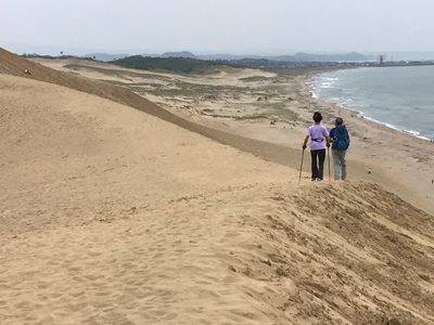 Iさんが撮影した鳥取砂丘を歩いているKさんとAさんの写真