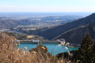 権現平から見た宮ヶ瀬ダムと横浜、房総半島方面の写真