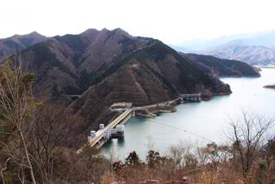 宮ヶ瀬ダムと高取山、仏果山の写真