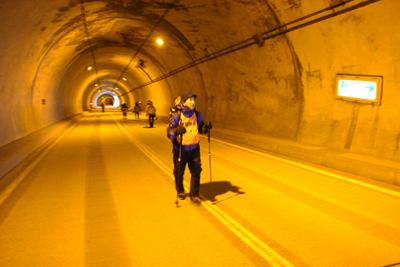 釜トンネルの中を歩いているメンバーの写真