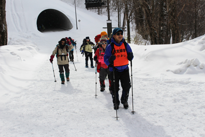 上高地トンネルを出て雪道を歩きはじめた写真