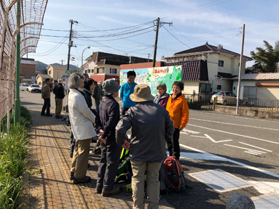岩井駅のバス停でバスを待っているメンバーの写真