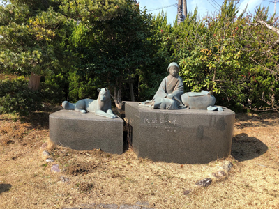 里見八犬伝で有名な伏せ姫と八房の像の写真