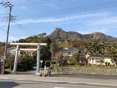 平群天神社の入口から見た伊予ヶ岳の写真
