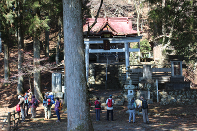 城峰神社の前で休憩する別メンバーの写真