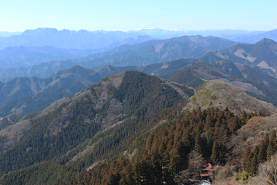 両神山の右奥に見える八ヶ岳の写真