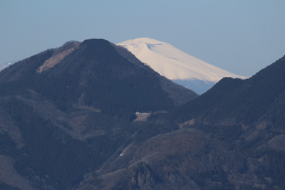 西御荷鉾山とその後に見える浅間山の写真