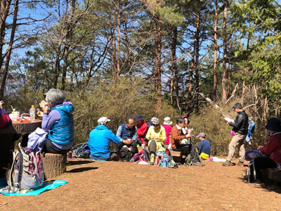 小倉山山頂で昼食中の写真