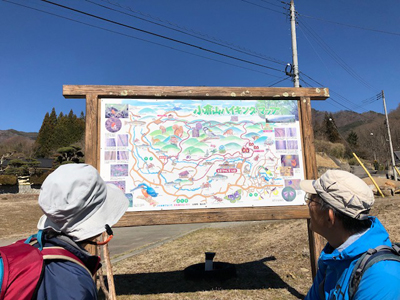 小倉山のハイキングマップを見ている写真
