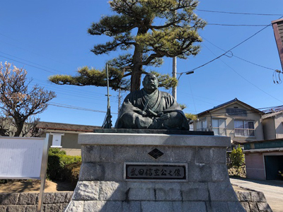 武田信玄の銅像の写真