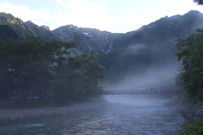 川霧の沸く梓川と穂高連峰の写真
