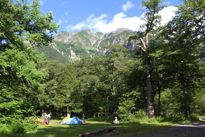 徳沢のテント場と前穂高岳の写真