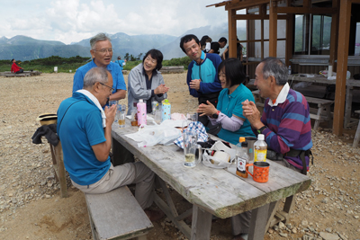 Iさんが撮影した太郎平小屋前のベンチで他の登山者と歌を歌って交流している写真