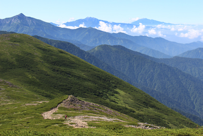 笠ヶ岳と乗鞍岳、御嶽山が並んでいる写真
