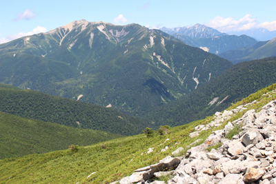 薬師岳と右奥に見える立山、剣岳の写真