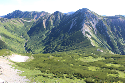 三俣山荘と鷲羽岳、ワリモ岳、水晶岳の写真